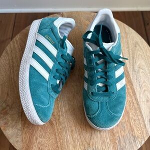 Adidas Originals Gazelle Unisex Sneakers in Legacy Teal kids sz: 2 1/2